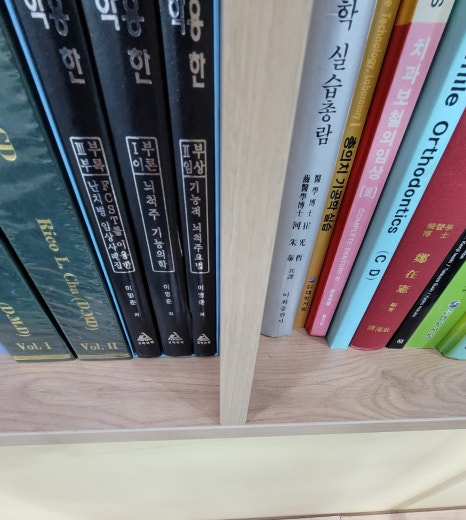 창틀 유리 진열장