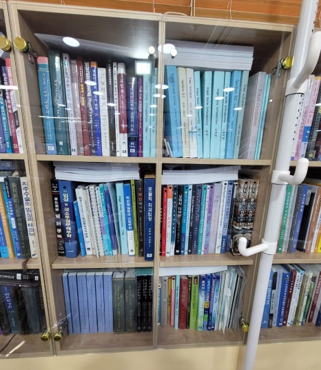 창틀 유리 진열장