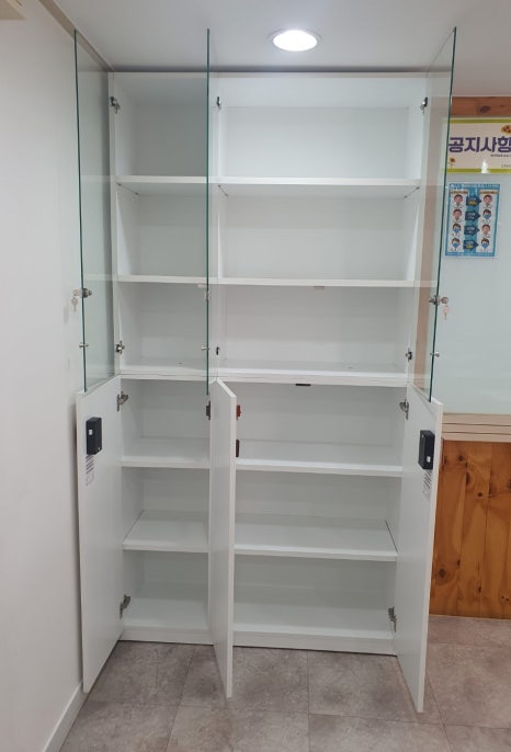 의료 실습 기자재 진열장