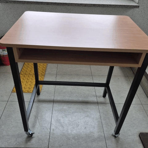 장애인 전용 책상 (휠체어 사용 공간 확보)